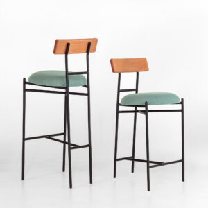 Cadeira e banqueta contemporâneas, com estrutura metálica preta, assento azul claro e encosto de madeira