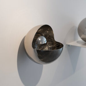 Porta-objetos cromado em parede branca