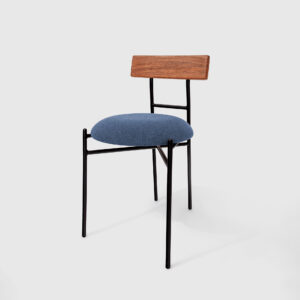 Cadeira contemporânea com estrutura metálica preta, assento azul e encosto de madeira