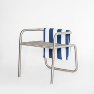 Cadeira de inox com design contemporâneo com toalha listrada no encosto