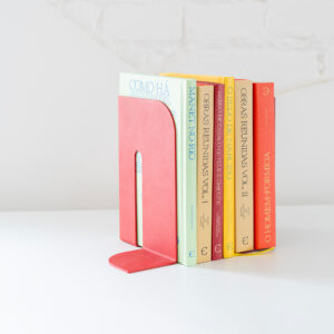 Porta livros vermelho segurando livros coloridos