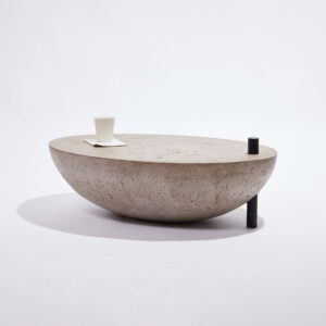 Mesa de centro em concreto com desenho minimalista