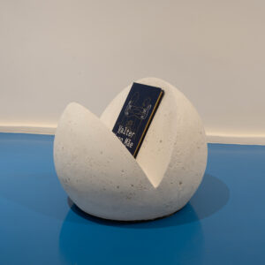 Revisteiro de concreto minimalista