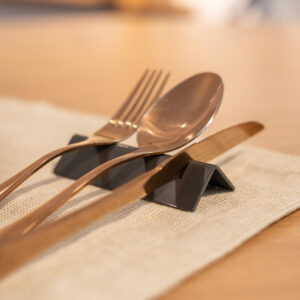 Porta talheres minimalista com grafo, faca e colher apoiados