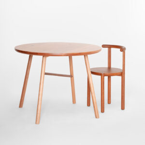 Mesa de jantar de madeira minimalista com cadeira