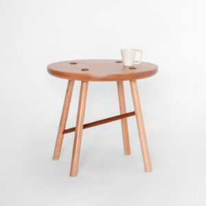 Mesa lateral de madeira minimalista com caneca apoiada